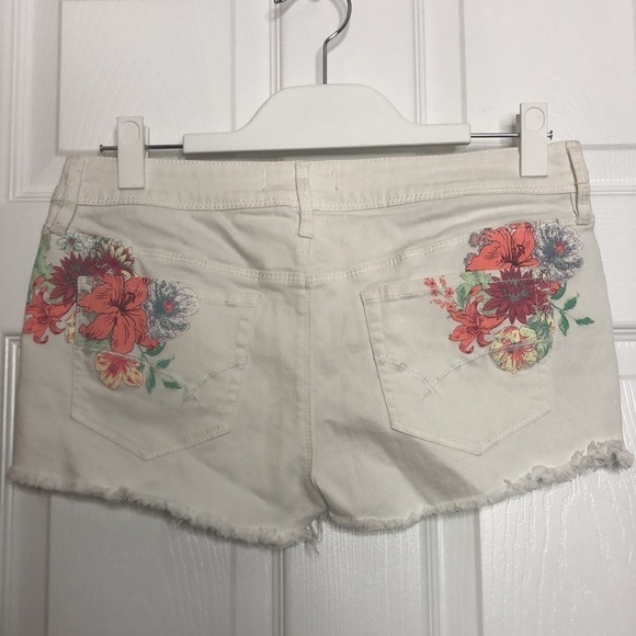 Bullhead Frayed Short Short White Floral 9 - Picture 4 of 7